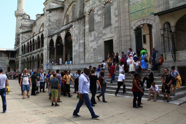 ki yl sonra Padiah'n huzuruna kan Mimar, Kbe'nin artk yedi minaresi olduunu syler.     