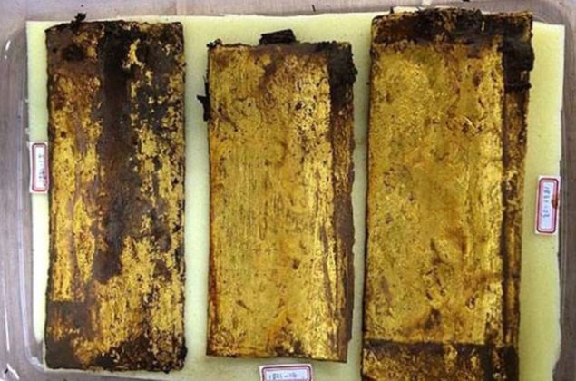 Tamamen alt�n paralar ve e�yalardan olu�an hazine i�inde sikkeler, k�l�e alt�nlar, ye�im kolyeler ve som alt�n e�yalar bulunuyor.   