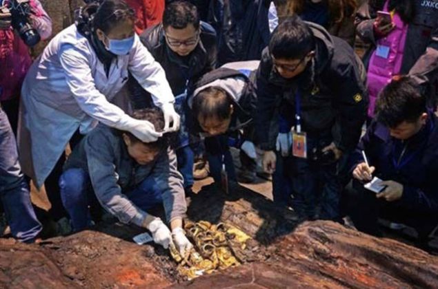 A��lan sekiz mezardan sava� arabas� bile ��kart�ld�.   