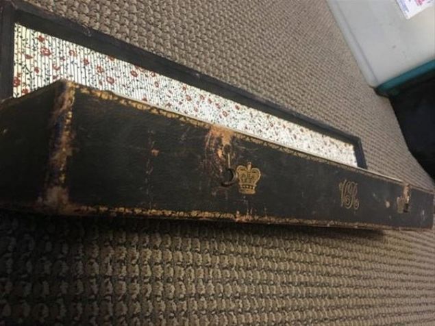 Kutunun iinde ailesine ait resmi bir belge ve bir de mhr yapmak iin kalp kt.     