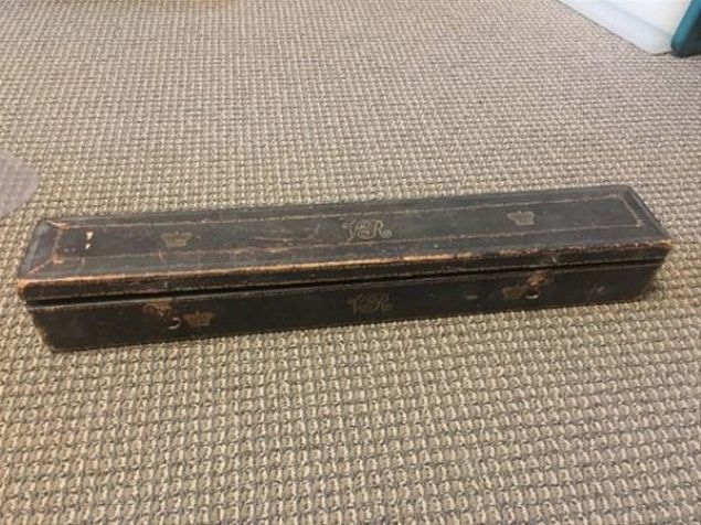 Ailesinin yllardr saklad kutuyu anca, aknln gizleyemedi.     