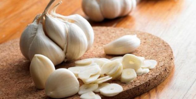 TANSYON  <br><br>  Sarmsaa kokusunu veren 'alliin' adl bileen, damarlarn daralmasna ve dolaysyla kan basncnn ykselmesine neden olan 'anjyotensin 2' adl peptid hormonunu basklar. Ayrca kan inceltici zellii ile kan dolamn kolaylatrarak tansiyonun normal seviyelerde kalmasna yardmc olur.     