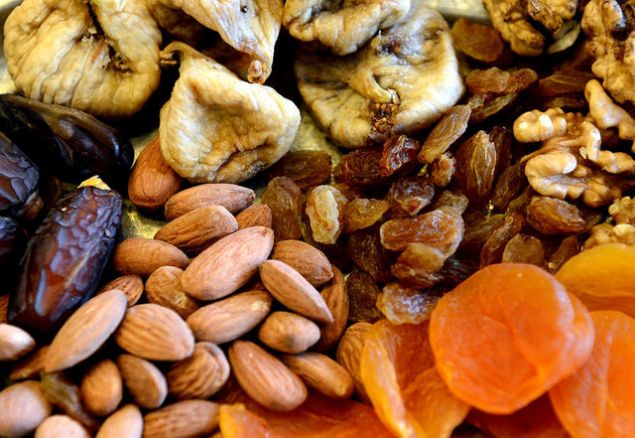 Alkali asndan zengin olan badem baklk sisteminin glenmesini salar. Vcuda giren salksz maddelerin atlmn salayan alkali ierii vcudu olas hastalklara kar korur.   