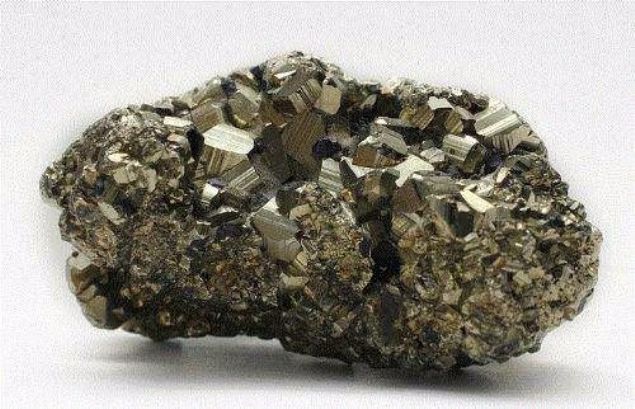 D�nya'n�n kalbi olarak sayabilece�imiz �ekirdek, 2500 kilometre �apa sahip bir demir k�redir. Akkor olacak d�zeyde s�cak olmas�na ra�men, �ekirdek �zerindeki bas�n� o kadar fazlad�r ki, demir bu s�cakl�kta eriyemez.     