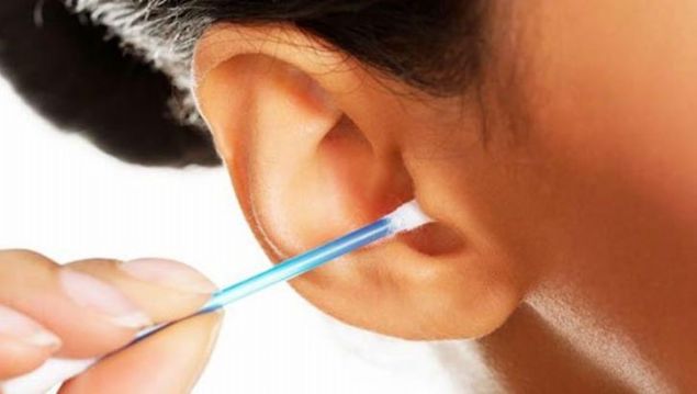 Kulanz ubukla temizlerken dikkat  <br><br>  D kulak yolunun kulak temizleme pleri ile temizlenirken yaplan travma, keskin ya da knt ulu nesnelerle kama ve hatta kendi parma ile zorlama bile kanalda hasara yol aarak enfeksiyona zemin hazrlar. D kulak yolunun anatomik yapsnn dar, uzun ve kvrntl olmas zellikle banyo ve yzmelerden sonra bir miktar suyun ierde kalmasna ve zellikle youn buon varlnda bunun su ile imesiyle mikroplarn yerlemesi iin uygun ortam olumasna neden olur. 