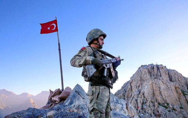 <div>  	<strong>ÜS BÖLGESNE YAPILAN YOL BTMEK ÜZERE</strong></div>  <div>  	 </div>  <div>  	Dalca 6. Hudut Tabur Komutanl'ndan Oramar Üs Bölgesi'ne açlan yolun tamamlanmasna ise yaklak 40 metre kald. Yolun tamamlanmasnn ardndan Oramar Üs Bölgesi'nin, ASELSAN tarafndan gelitirilen bir proje ile Modüler Geçici Üs Bölgesi  (MGÜB) olmas planlanyor. </div>  