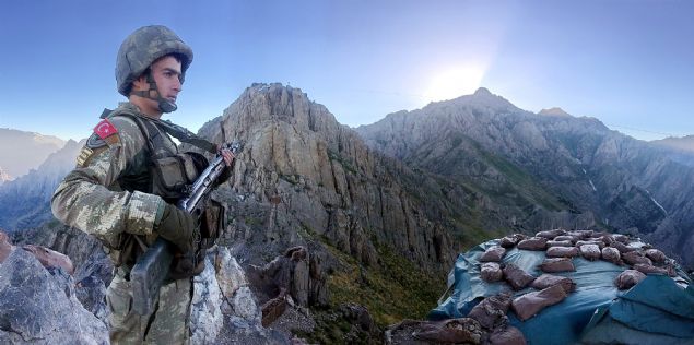 <p>  	2015 ylndan bugüne kadar teröristler ile iddetli çatmalarn yaand bir bölge de Oramar bölgesi. 2 sene öncesine kadar çok sayda teröristin barnd Oramar bölgesi, Hakkari ve Bolu Da ve Komando Tugay Komutanl'nda görevli askerler tarafndan 'ehit Yarbay lker Çelikcan' ad verilen ve haftalar süren operasyon ile teröristlerden temizlendi. Komandolar tarafndan tamamen kontrol altna alnan Oramar Üs Bölgesi'ne daha sonra Dalca 6. Hudut Tabur Komutanl'nda görev yapan askerler yerletirildi.</p>  