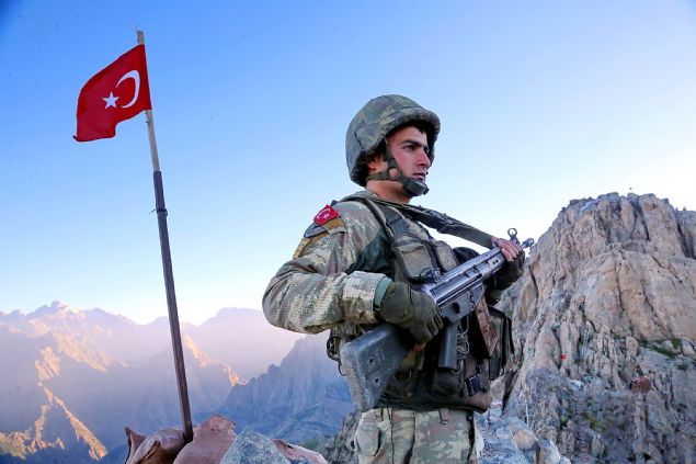 <div>  	<strong>ASKERN  ZORLU NÖBET DEM</strong></div>  <div>  	 </div>  <div>  	Oramar Üs Bölgesi'nde kiyaka Dalar'na bakan ve 'ehit Uzman Çavu Birol Mutlu' ad verilen tepede, askerlerin nöbet deiimi ise bir hayli zorlu. Sarp kayalklardan oluan tepede nöbet deiimi bu kayalklara monte edilen 157 basamak merdivenle yaplyor. Ayn tepeye gda malzemesi ve mühimmat ise kurulan teleferik ile gönderiliyor.</div>  <div>  	 </div>  