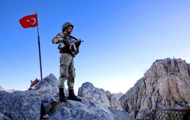 <p>  	Kuzey Irak snrndan teröristler tarafndan açlan taciz atelerine üs bölgesindeki askerler tarafndan annda ar silahlarla karlk veriliyor. Ayn zamanda teröristlerin daha önceden barnd yer olan kiyaka Dalar da bu üs bölgesinden gözetleniyor.</p>  