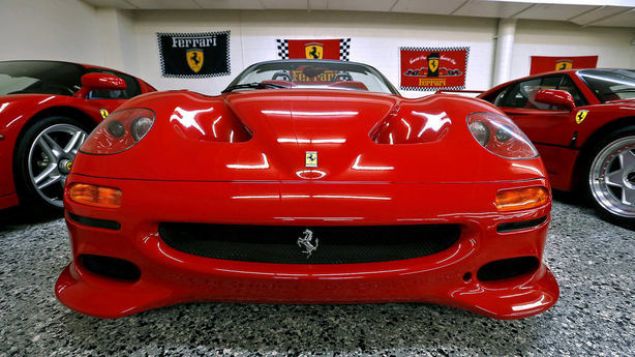 Bu arada Ferrari'nin 200 kiilik VIP listesindeki 2 Trk dikkat ekti. Trkn Holding'in sahibi Erol Trkn ve gayrimenkulc Mehmet Selim Dalaman, Ferrari'nin 20 kiilik VIP listesindeydi. 2 Trk, birka yl nce garajnda 5 Ferrari olan 200 zenginle Ferrari'nin talya'da dzenledii bir davette bir araya gelmiti.     