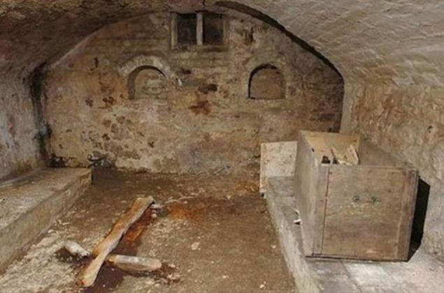 Evlerinin altnda antik bir apel kefeden aile.    