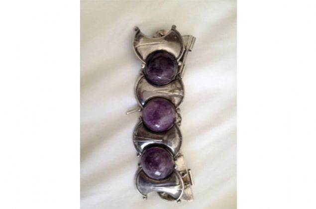 California'da bir iftin banyo seramiklerinin altnda Meksika'da babozumundan kalma tak paralar buldu.    