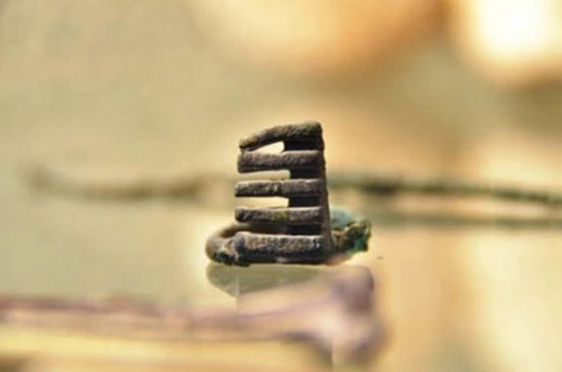 Bir ift evlerinin altnda 2000 yldan daha eski olan arkeolojik hazineler buldu.    