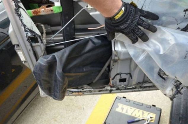 Arabann kapsnda gizli bir blme kefeden adam...  