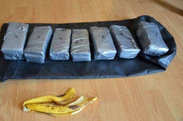 Paketi anca iinden 7 tane daha paket bir de henz rmemi bir muz kabuu kt.   