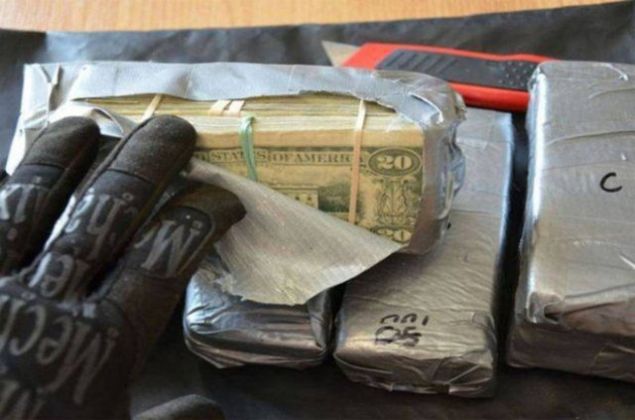 Paketlerin iinden deste deste paralar kt...   