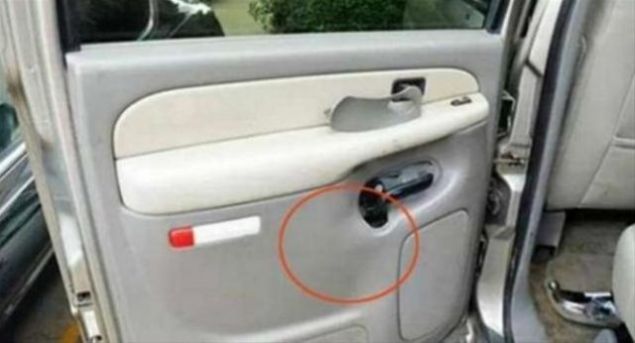 Bir adam ikinci el ald otomobilin cam kolu bozuk olunca tamir etmeye karar verdi.    