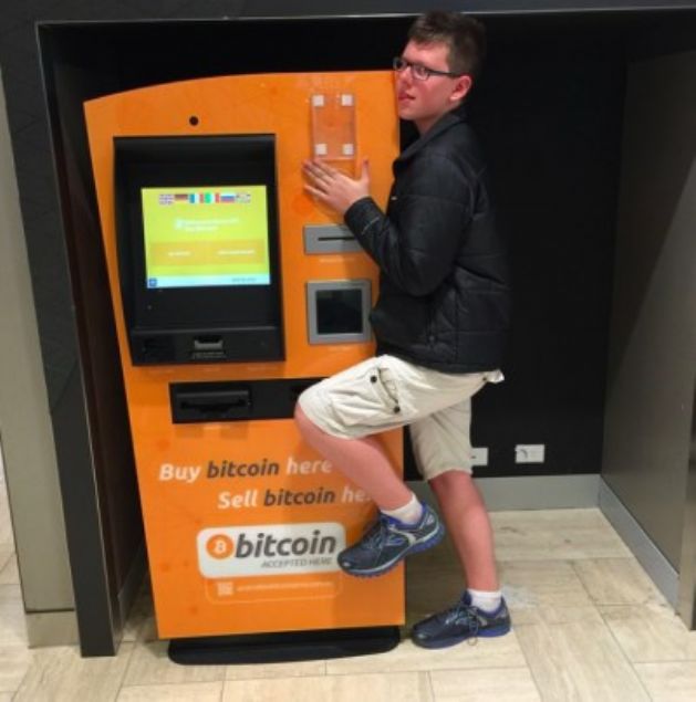 Standford niversitesi'nden doktora sahibi olan ve kendi tabiriyle Kardashian ailesinin Elon Musk versiyonu dedii anne ve babas nce bu teklife scak bakmam.    