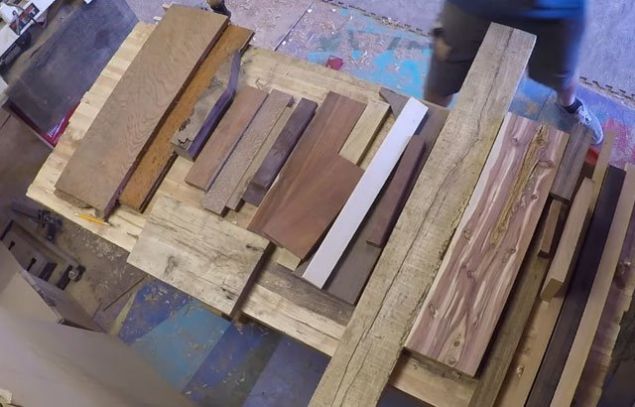 ok eitli aa trlerini bir araya getirdikten sonra ufak ufak kesen adam daha sonra paralar tutkalla birletirdi.   