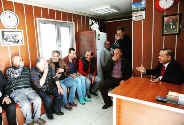 Ziyarette dier bir ilgin an ise, taksi ofrlerinden birinin cep telefonunun almasyla balad. Telefonda alan yabanc bir arkya ait zil sesi, Erdoan ve ofrler arasnda glmelere neden oldu.      