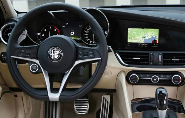 ALFA ROMEO GIULIA (i mekan)   