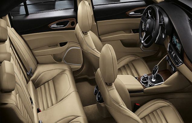 ALFA ROMEO GIULIA (i mekan)   