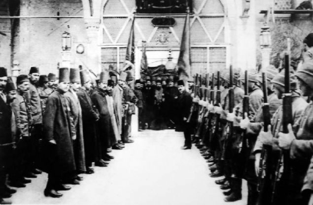  560 bin dekar ise Balkan lkelerinin hazinesine kaytl. Suriye'de 390, Lbnan'da 333, Filistin'de 223, Irak'ta 83, arabistan'da 60, srail'de 10, Libya'da da 8 olmak zere toplam bin 107 kayt sz konusu. Bu kaytlardan 3 milyon 482 bin dekar halen 2. Abdlhamid adna kaytl. Kadky Rhtm aslnda 2. Abdlhamid'in kiisel mal. Alemda Ormanlar, Hekimba, Beykoz, Kurbal Dere'de iftlikler ile Beikta ve Tophane'de dkkanlar da var. 