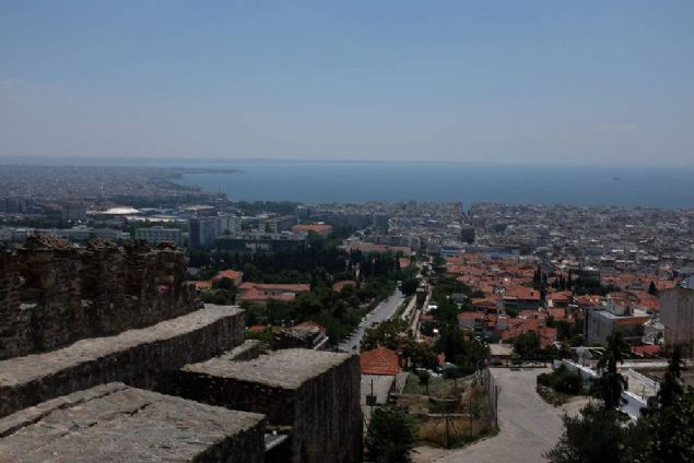 Selanik'in yarsndan fazlas Abdlhamid'in kiisel mal varl. Varisler, yurt dndaki yerler iin tazminat talep edebilir. Yalova, Yeniehir, Aydn'n yan sra Kuds, Halep, Hama, Humus, Basra, Erbil, Kerkk, Dicle, Amara, Badat, Medine'de ok sayda arazi ve iftlik ile zmit Ky Ormanlar, Selanik Beyaz Kule, Arnavutluk Yanya, Vardar Ovas'nn byk ksm 2.Abdlhamid'in kiisel mal varlklar arasnda. 