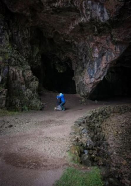 Ah�ap kolyeyi ikiye kesen Terry saklad��� y�z�k ile Smoo Ma�ras�'nda (Smoo eski Norve� dilinde gizli anlam�na geliyor) evlenme teklif etti.   