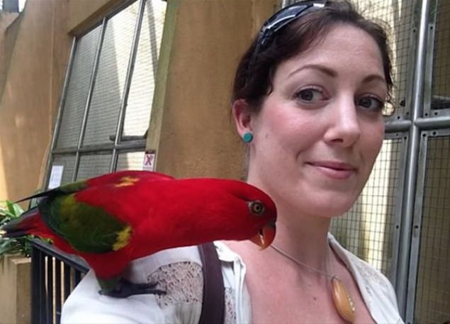 Birlikteliklerinin birinci y�l d�n�m� i�in Terry, Anna'ya kendi yapt��� ah�ap bir kolye arma�an etti.    