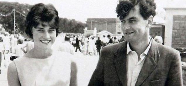 Janet tam yirmi y�l �nce hayat�n� kaybetti. Winston, e�i i�in �ngiltere�nin g�neybat�s�ndaki bir �iftli�e tam 6 bin a�a� dikti. A�a�lar s�radan bir �ekilde de dikilmemi�ti. A�a�lar�n dikildi�i alan�n ortas�nda kalp vard�. Winston��n s�rr�ndan 17 y�l boyunca kimsenin haberi olmad�. 2012 y�l�nda ise ger�ek ortaya ��kt�.     