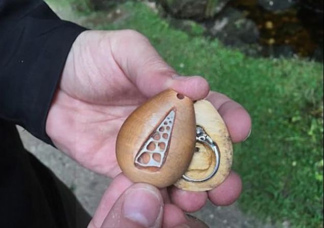 Bir y�l boyunca sevgilisinden ald��� bu kolyeyi ��karmayan Anna, bu kolyenn i�inde bir y�z�k sakl� oldu�unu ancak Terry evlenme teklifi etti�inde ��rendi.    