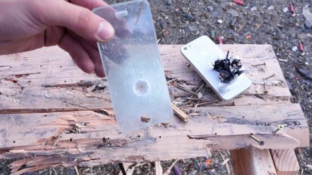 Fotorafta da grld gibi 60 adet ekran koruyucu bile silahla baa kamyor.     