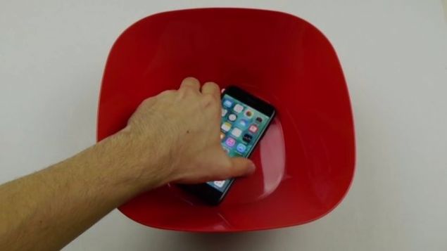 Kanal sahibi bu kez Trkiye fiyat 3.299 tl olan iPhone 7'yi eksi 196 derece olan sv nitrojenin iine atarak, alp almadn test ediyor.     