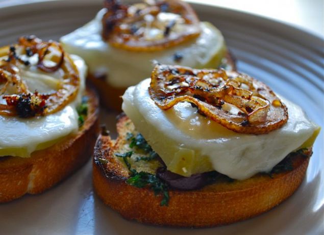 Etli ve zeytinyal dolmasnn yannda orbasn yapabilirsiniz.     