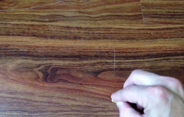 Ceviz cila zelliine sahip bir yiyecektir. Bu sebeple mobilya izii ok derin deilse ceviz sayesinde kapatlabilir.      