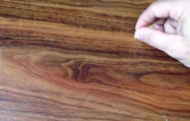 izikleri yok etmek iin cevizi kabuundan ayrn ve sorunlu blgeyi izik ve leke gidinceye dek ovalayn.      