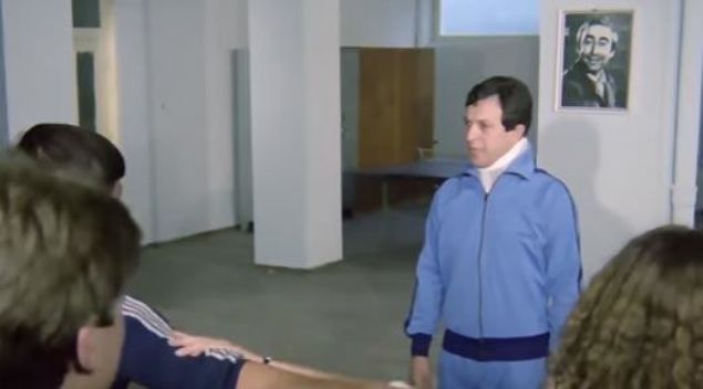 1981 yapm Hababam Snf Gle Gle filminde Badi Ekrem'in fotorafnn olduu erevenin fotoraf krlmken, sonraki sahnede      