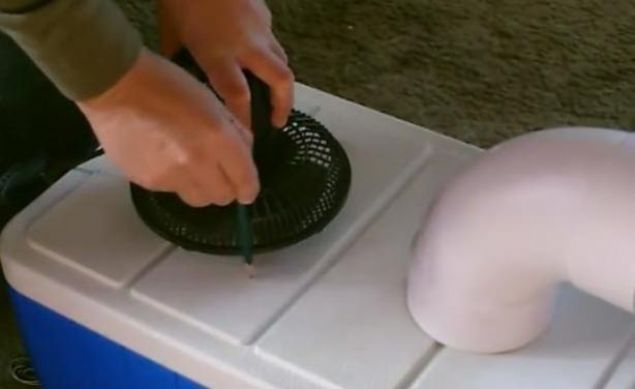 Kesici bir ka alet ile sizde kolayca bu klima sistemini istediiniz ortamda kullanabilirsiniz. <br><br>    ncelkile bir piknik alanlarnda kullanlan bir buz kovasna ihtiyacnz var. Buradaki pf nokta buz kovasnn sy muhafaza ediyor olmas. Bu sayede ieride bulunan souk buz paralar uzun sre etkisini yitirmeden duracaktr.  <br><br>  leme balamadan nce baca ksm iin gsterilen blgeye ayarladnz baca boyunca kesebileceiniz bir izgi ekin. Bu hiza alma ileminden sonra izdiiniz noktalar kesmek daha kolay olacaktr   