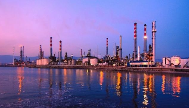 1- Trkiye Petrol Rafinerileri A.. <br><br>      2016 yl net sat rakamlarna gre sralamann yapld listenin ilk srasnda 34,8 milyar lira ile TPRA bulunuyor. TPRA, 2007 ylndan bu yana dokuz kez listenin ilk srasnda yer ald. Geen yl BOTAޒa liderliini kaptran irket, bu yl liderlik tahtn geri ald.   