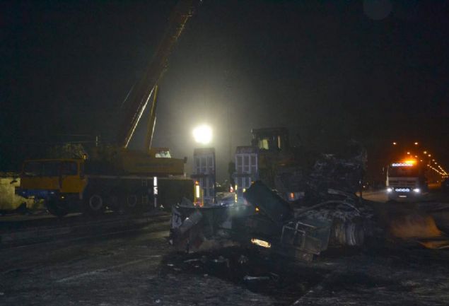 Ayrca patlamann etkisiyle tankerin arkasnda bulunan yabanc plakal bir otomobil de alev alrken, otomobilde ka kiinin olduunu tespit etmek iin almalarn srd belirtildi. Olay yerine AFAD, itfaiye ve ok sayda salk ekibi sevk edilirken, Denizli zmir Karayolu trafie kapatld. 