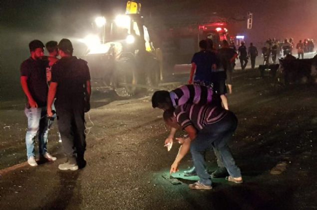 arpmann ardndan LPG ykl tankerin alev ald bir sre yand ardndan patlad belirlenirken, grg tanklar tankerin arkasndaki yabanc plakal otomobilde 5 kii bulunduunu syledi. Kazada 4 kiinin patlamann etkisiyle yaraland belirlenirken, patlayan tankerin bir paras olay yerinden yaklak 600 metre uzaa frlad.  