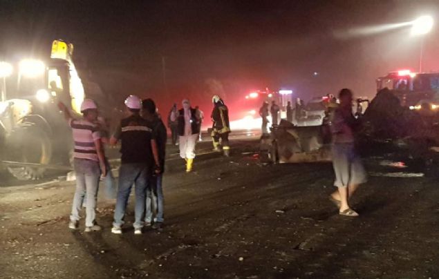 Kaza yerinde inceleme yapan AK Parti Denizli Milletvekili ahin Tin, ilk belirlemelere gre 3 kiinin yaamn ldn, 4 kiinin ise yaralandn syledi. Tin, 'Orman yangnnn ardndan bu korkun kaza yaand. Denizli iin bu Pazartesi kara bir gn oldu. Ekipler almalarn srdryor. Yangn blgesine i makinesi getiren bir TIR, LPG ykl baka bir TIR ile arpm. Aralarn arkasndaki bir otomobilde patlamann etkisiyle parampara olmu. u an l says hakknda kesin bir bilgi yok' dedi. 