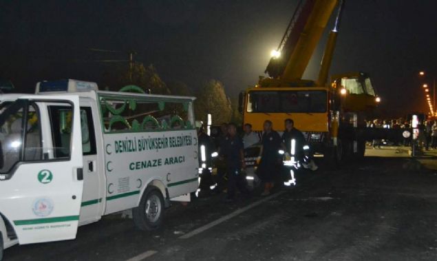 Olay yeri inceleme ekipleri, kazann yaand yerde almalarn srdrrken, uzun sre trafie kapal kalan Denizli-Aydn Karayolu'nda uzun kuyruklar olutu. Ara kuyruu kilometrelerce uzarken, bir sre trafik tali yoldan verilerek trafik ald. Kazadaki tanker ofrnn olay yerine 500 metre Uzaklktaki akaryakt istasyonunda mola verip yemek yedii ifade edilirken, grg tanklar yabanc plakal otomobilde 5 kiinbulunduunu syledi.  