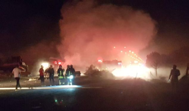 Kaza, Denizli zmir Karayolu'nun Sarayky Mevkii'nde saat 01.15 sralarnda meydana geldi. Aydn'dan Denizli ynne seyreden LPG tankeriyle Sarayky'deki yangna mdahale iin giden i makinas ykl TIR arpnca byk bir patlama meydana geldi. AK Parti Denizli Milletvekili ahin Tin, kazada TIR ve tanker ofr ile TIR'da bulunan bir DESK grevlisinin ldn ve 4 yaral bulunduunu syledi.  