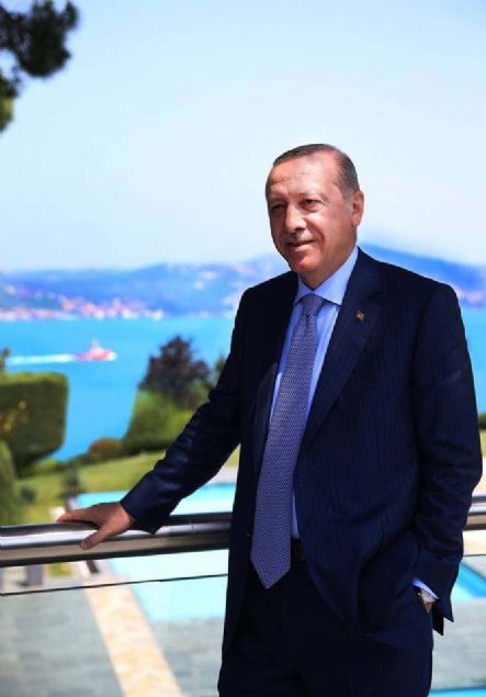 Cumhurbakanl Tarabya Yerlekesi'nin boaz manzaras eliinde dn ekildii renilen fotoraflar, Instagram ve Facebook zerinden on binlerce beeni ve yorum ald.  