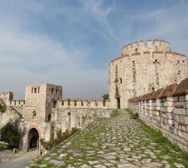 Bilim insanlar�na g�re, deniz suyuna uzun s�re maruz kalmas� bu   kristallerin zamanla b�y�mesini, betonu sa�lamla�t�rmas�n� ve �atlaklar�n   olu�mas�n� �nl�yor.  