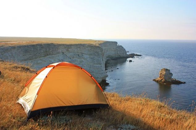 Kimisi bunu deniz ve g�ne� resimleri payla�arak yap�yorken, kimisi ise geceyi tehlikeli bir yerde ge�irdi�ini g�stererek yap�yor.  