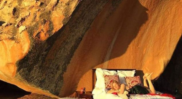 G�r�n��e g�re, bu gen� �ift �ad�rlar�n� B�y�k Kanyon'da bir u�uruma asm��. Bir ki�i resmin alt�na, '�ad�rdan ��kmak i�in iyi �anslar� yazan bir yorum b�rakm��. U�urum kenar�nda bir uyku tulumunun i�inde yatan bu adam�n geceyi ger�ektende burada ge�irdi�ine inanmak zor.    