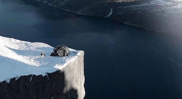 Bu payla��mlardan s�k�lm�� bir Instagram kullanc�s�, maceraperestlerin resimlerini sorgulamaya karar vererek #YouDidNotSleepThere (OrdaUyumad�n) adl� hesab� a�m��.  